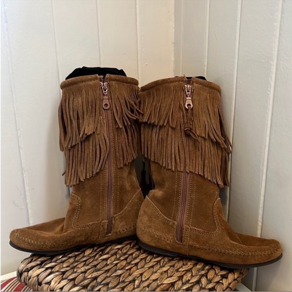 Minnetonka 2 Layer Angle Fringe Suede Boots - Picture 14 of 15